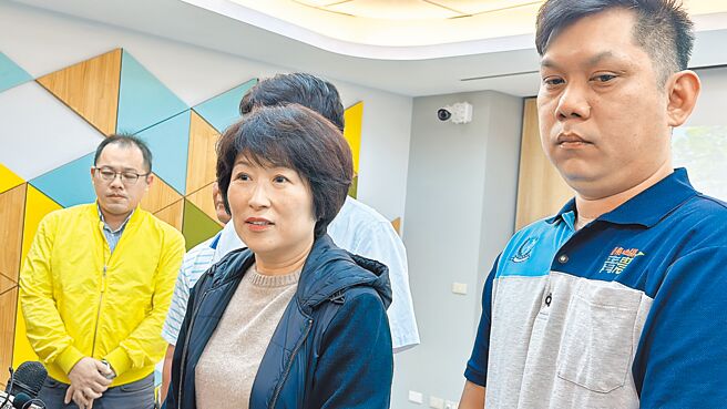 台東縣長饒慶鈴（右二）5日證實首櫃鳳梨釋迦集貨後，準備運往大陸福建平潭。（蔡旻妤攝）