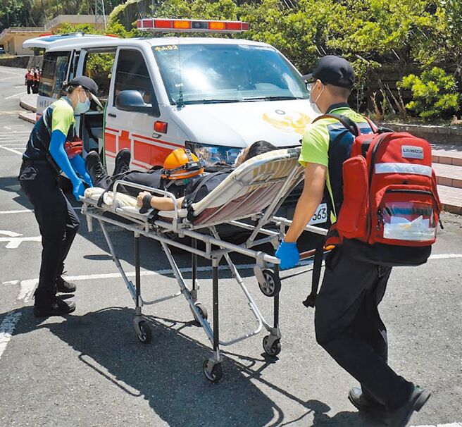 基隆市消防局为鼓励消防人员士气，自明年起编列工作奖励金115万元，其中「到院前心肺功能停止」（OHCA）成功获救，最高可领1万元奖励金。（基隆市消防局提供／徐佑升基隆传真）