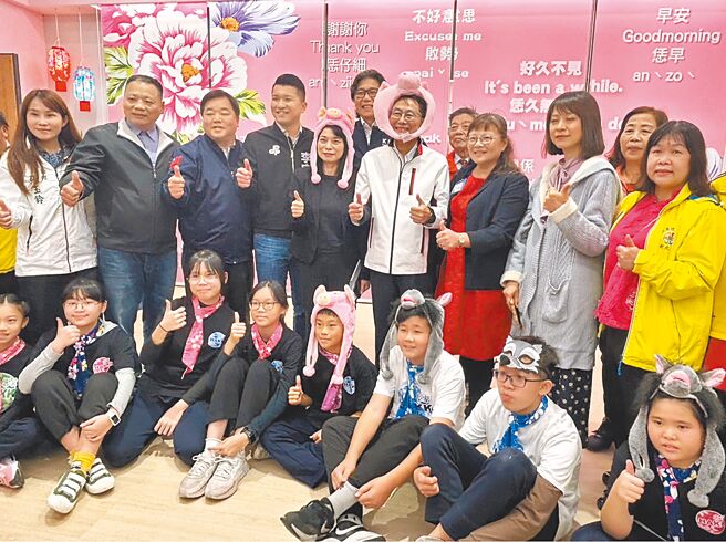 新北哈客五股館為新北成立的第6座哈客館，新北市副市長陳純敬（後排左六）及新北市客家局長林素琴（後排左五）5日到五股成州國小出席啟用典禮。（劉瑋晴攝）