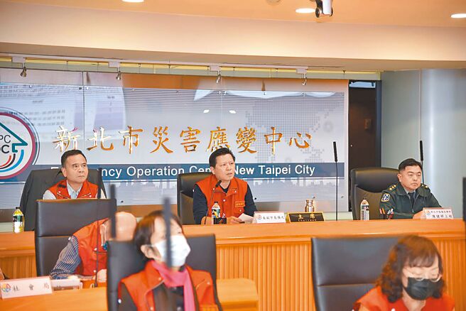 新北市副市长朱惕之（后排中）5日主持第4季灾害防救会报。（新北市消防局提供／王扬杰新北传真）