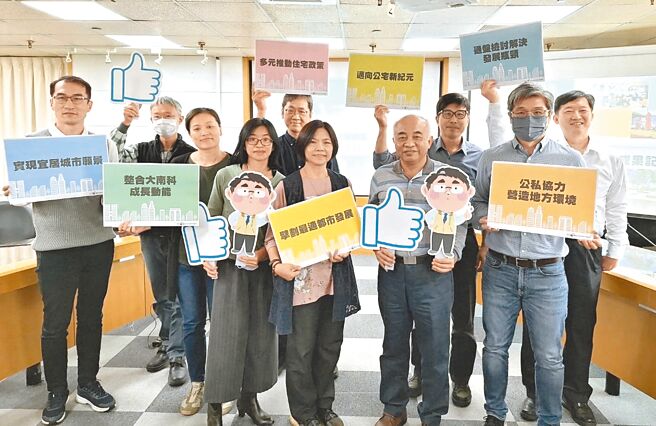 台南市政府都發局長徐中強（前排右二）強調，台南公宅持續推進中，預計2025年即有3案可提供入住。（曹婷婷攝）