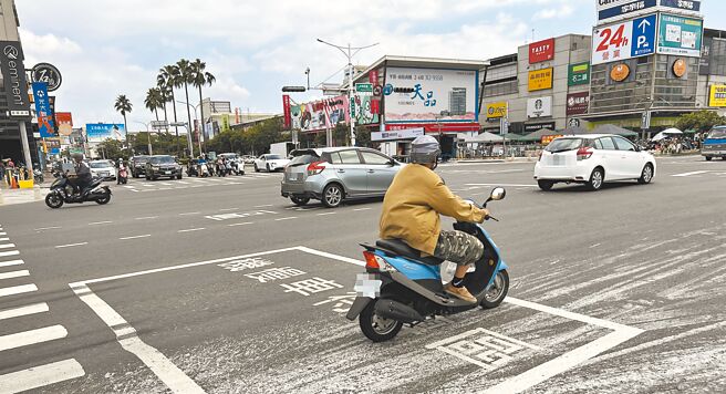 台南市试办机车不强制二段式左转，因成效良好，市长黄伟哲5日不仅在脸书公开宣布将继续试办，还欢迎市民提供扩大试办路段。图为被网友推荐扩大试办的永华路段。（洪荣志摄）