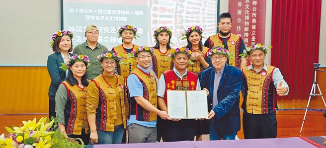 屏东狮子乡长朱宏恩（前排右三）5日代表狮子乡文物馆与瑞典国家世界文化博物馆研究员李东（前排左三）签署合作备忘录。（谢佳潾摄）