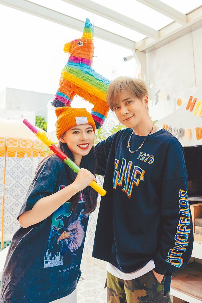 罗志祥（右）与新人Miusa合作新单曲〈有点爱〉。（华纳提供）