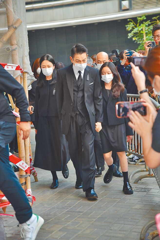 劉德華（中）5日帶著女兒劉向蕙（右）、老婆朱麗倩（左）步入亡父劉禮的靈堂。（明報提供）