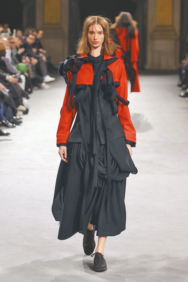 山本耀司2023-24秋冬女裝帶來另一種女性的強韌印象。（君梵提供）