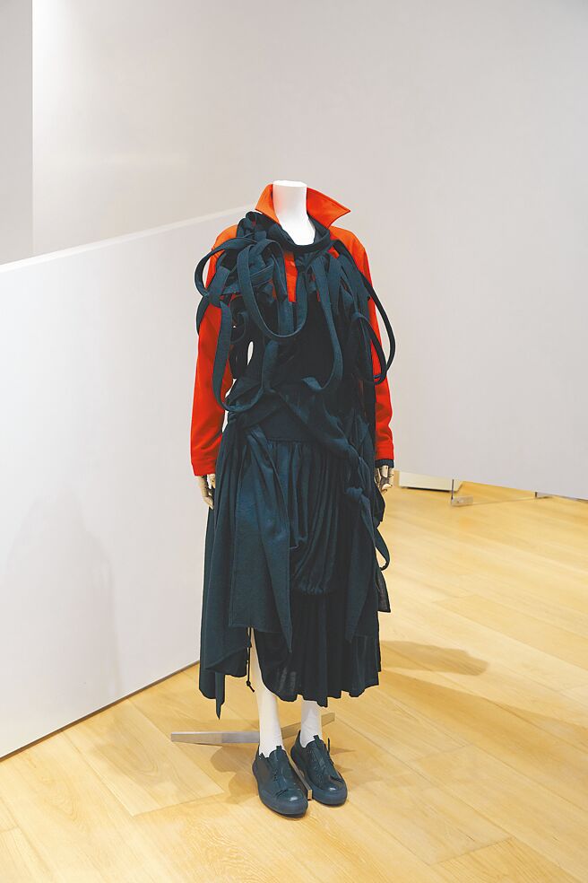 以層披處理的翻領短版外套，多種穿法頗符合山本耀司的中心設計思想。（君梵提供）