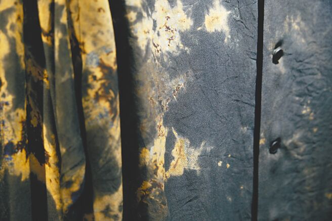 山本耀司使用手紡卡迪斯棉與京都工坊合作，為布料帶來絲路意象紋理。（君梵提供）