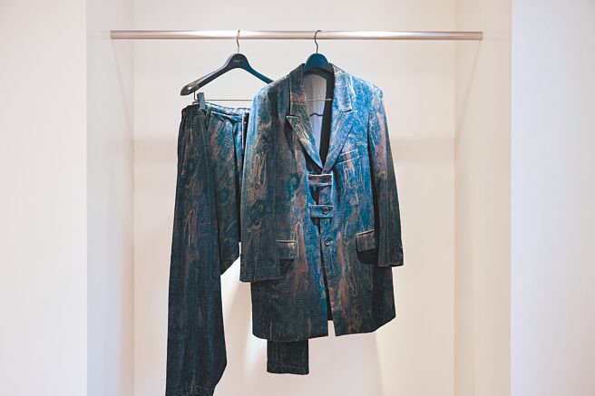 山本耀司男裝主線中的依卡旅憶印花正裝，獨特的剪裁結構頗受矚目。（君梵提供）