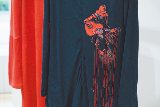 女裝連身褲上，以縫線設計出彈吉他的山本耀司本人。（君梵提供）