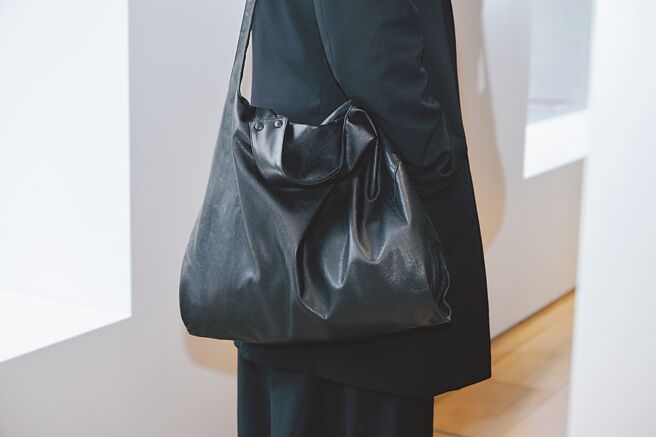 discord獨特的鼓染結構包款。（君梵提供）