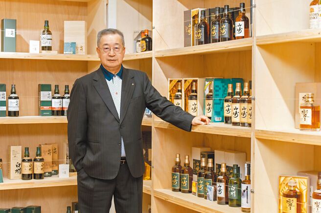 綺灝國際董事長張慶清以酒會友，在淡水創立私人酒窖「清威酒藏」，珍藏近8000瓶、總價逾3億的日本威士忌。（吳松翰攝）飲酒過量 有礙健康
