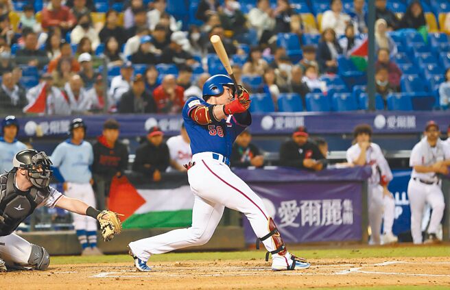 中华队廖健富对巴勒斯坦1局上敲出两分全垒打。（中华棒协提供）
