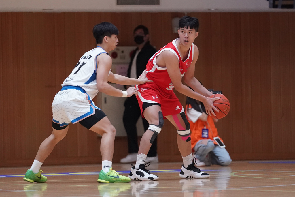 台灣師大王家昌（右）17分、11籃板，也努力防守台灣體大長人郭俊言。（大專體總提供）