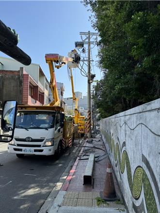 卡車勾斷高壓線 八德1千多戶停電 台電估1700前全數復舊