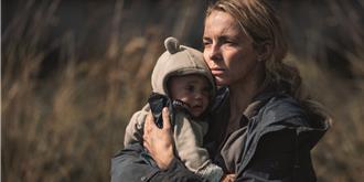 女星不畏寒流裸身跳海 洪水中迎来「新生」