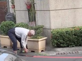 阿伯彎腰噴漆塗銷禁停紅線 網友歪樓讚「腰力猛」警方已開罰