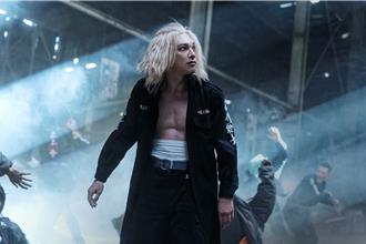 吉澤亮金髮半裸演出無敵麥奇　獲讚《東京復仇者》百分百還原