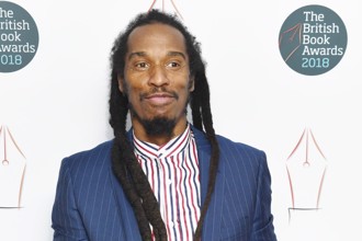 英詩人澤法尼亞65歲逝世 曾因奴隸史拒大英帝國勳章