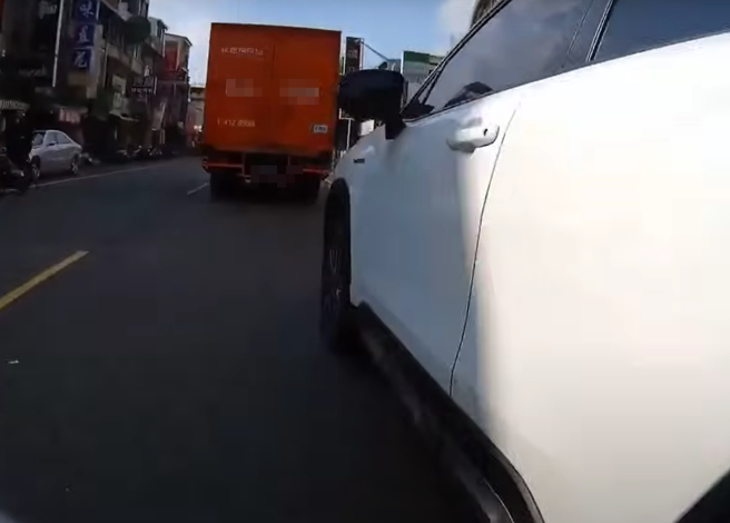 有運將在路上不僅右側超車沒打方向燈，還非常的貼近，並且直接停在機車停等區上，誇張的違規都被拍下。（ 圖／ 翻攝自「WoWtchout-地圖型行車影像分享平台」）
