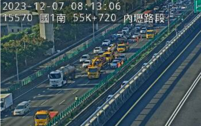 国1南下内坜段6车连环撞，车流回堵4公里。 （翻摄「1968即时路况」）
