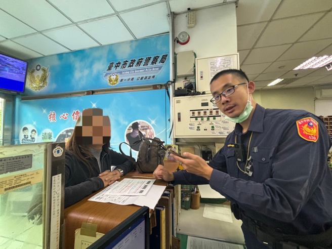 南非女衝进派出所好心急，台中波丽士流利英语解惑。（翻摄画面）