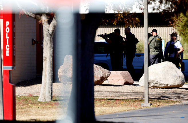 美國內華達大學拉斯維加斯分校（UNLV）6日中午發生槍擊，釀成3死1重傷，槍手已經身亡。圖為大批警力到現場因應。（圖／路透社）
