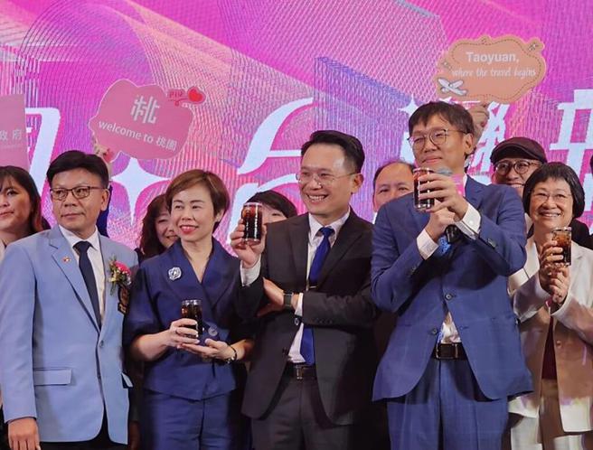 （左起）泰国台湾台商联合总会长陈汉川、曼谷市副市长 Tavida Kamolvej、桃园市副市长苏俊宾、桃园市观光旅游局局长周柏吟、驻泰国台北经济文化办事处副代表薛秀媚，与桃园业者于晚宴活动舞台共同欢迎泰国产、官、媒体与侨界代表蒞临桃园观光推广活动。　图：桃园市政府观光旅游局／提供