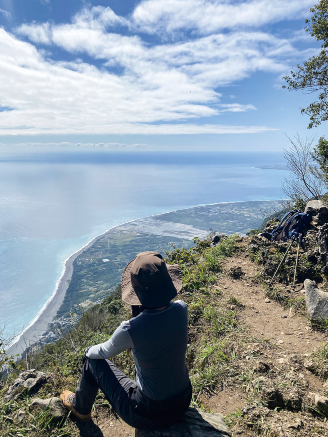 立霧山觀景臺位於一處突出的山丘，視野呈現180 度，可見清水斷崖、花蓮市區、新城鄉、立霧溪出海口，壯闊美景令人讚嘆不已。（@IG_janet_yafen 提供）（圖/花蓮趣提供）