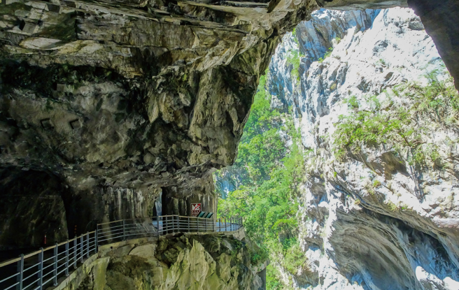 燕子口步道对岸山壁有许多「壶穴」，是燕子口最具特色的地形景观。（图/花莲趣提供）