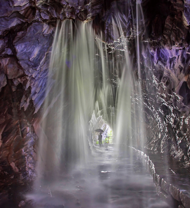 白杨步道从入口到水帘洞沿途隧道眾多，游客可携带手电筒、雨具备用。进到水帘洞，感受山泉奔落身上，是相当难得的体验。（图/花莲趣提供）