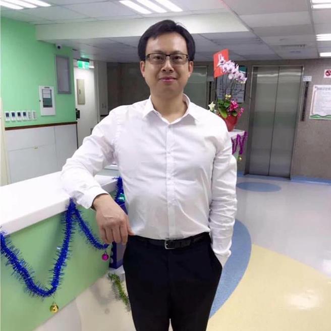 膝关节手术名医黄镫乐11月底遭医院无预警解雇，他在个人脸书粉专公布将自今（7日）起在太平区贤德医院恢復正常门诊。（摘自黄镫乐「乐见膝望」粉专）