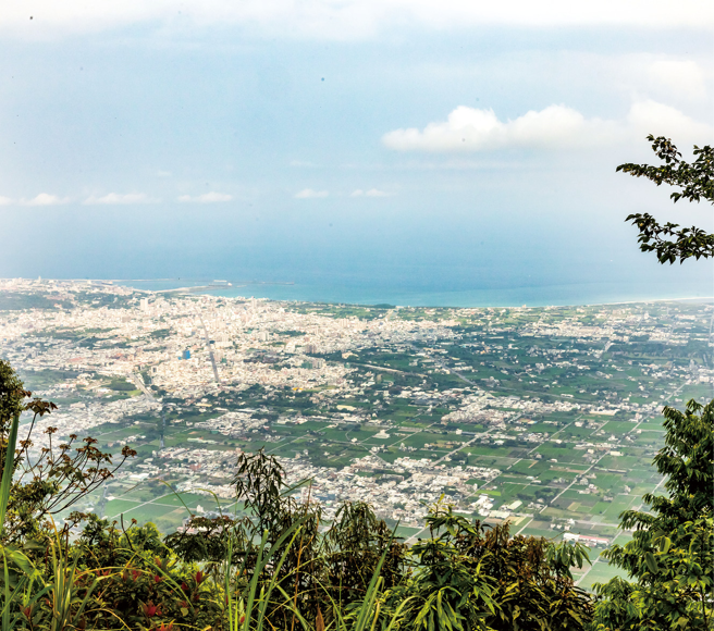 山顶处可远眺太平洋及海岸山脉，俯瞰花莲市区与吉安阡陌美景，一扫爬山的疲惫。（图/花莲趣提供）