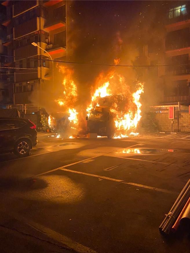 货车燃烧后火势相当猛烈。（新北市林口警分局提供／吕健豪新北传真）