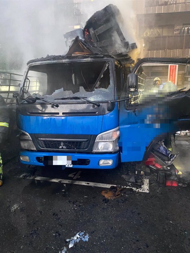 警消到场后迅速将火势扑灭，车主初估财损约300万。（新北市林口警分局提供／吕健豪新北传真）