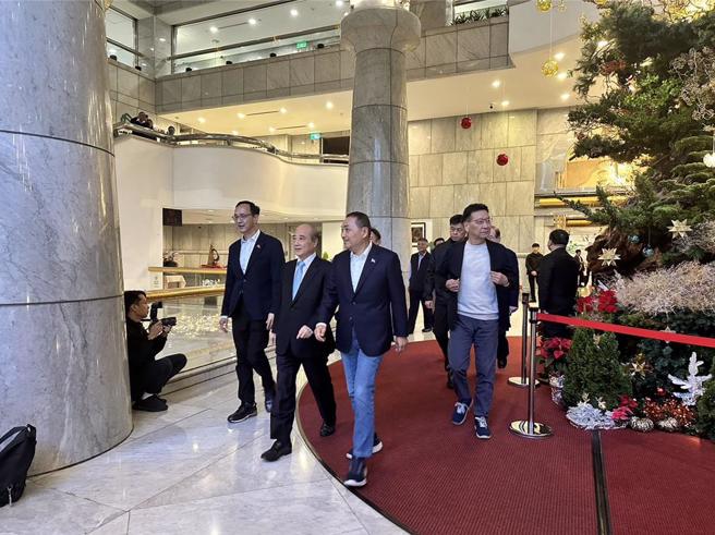 左起为国民党主席朱立伦、前立法院长王金平、总统参选人侯友宜、副总统参选人赵少康。（周毓翔摄）