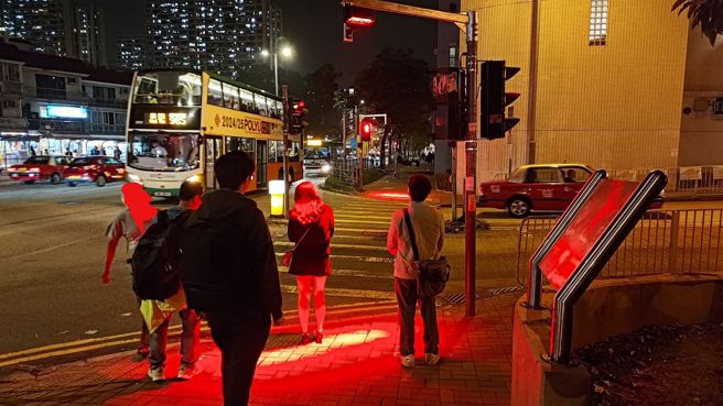 香港街头为低头族一贴心设计，也让网友感到新鲜有趣。（图／翻摄自脸书路上观察学院）