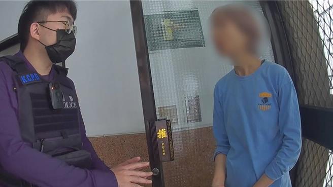 警方接获行员通报有妇人疑似遭诈骗，到场了解原因后却鼻酸，主动为妇人护钞返家。（警方提供／任义宇高雄传真）