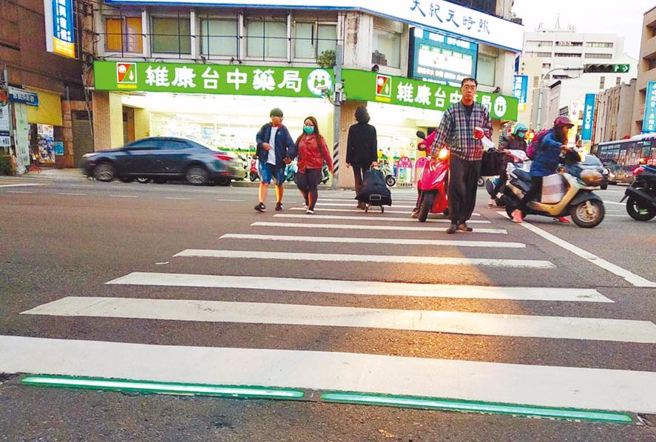 台中市政府交通局也已经推出「行人穿越线红绿灯」，提升行人穿越路口安全！（图／中时资料照）