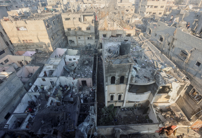 以色列军队今天在加萨南部大城甘尤尼斯（Khan Yunis）与哈玛斯武装分子作战，联合国警告表示，以哈战争爆发近两个月，加萨走廊的公共秩序即将彻底瓦解。(图/ 路透社)