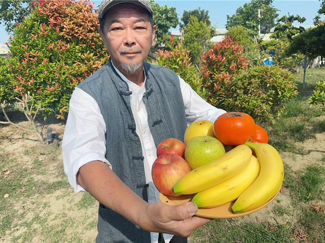 今（7）日是大雪节气，民俗专家廖大乙说，建议想改变运气的民眾可以拜4种水果包含香蕉、梨子、柿子、苹果，象徵「招来好果」（台语谐音）。（廖大乙提供／林瑞益高雄传真）