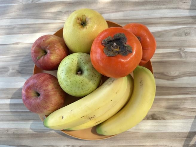 今（7）日是大雪节气，民俗专家廖大乙说，建议想改变运气的民眾可以拜4种水果包含香蕉、梨子、柿子、苹果（见图），象徵「招来好果」（台语谐音）。（廖大乙提供／林瑞益高雄传真）