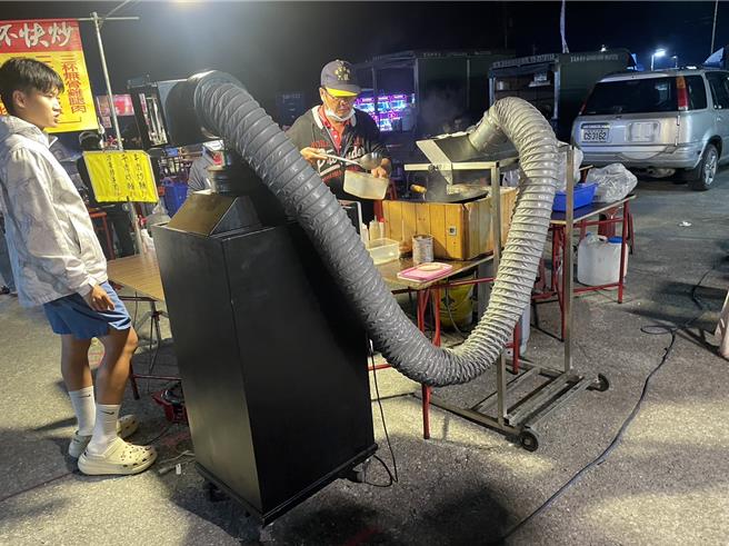 雲林縣環保局率全國之先推出「夜市防制設備巡迴車」針對幾個大型夜市特會產生高濃度油煙的攤位輔導使用，讓民眾享受逛夜市。（雲林縣環保局提供）