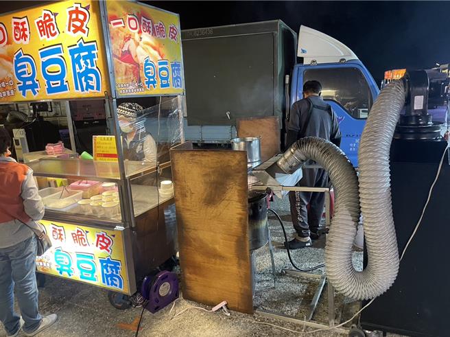 雲林縣環保局的夜市汙染防制巡迴車會在夜市營業前選擇濃煙較大的攤商例如燒烤、臭豆腐等攤位請他們安裝，把油煙吸入設備進行過濾，排出乾淨的空氣。（雲林縣環保局提供）