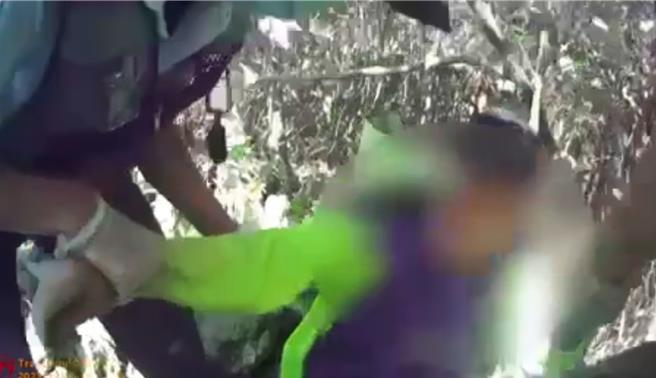 高雄冈山警方5日在砂石场的一角找到朱姓老翁，共花了1个小时寻找。（翻摄照片／林瑞益高雄传真）