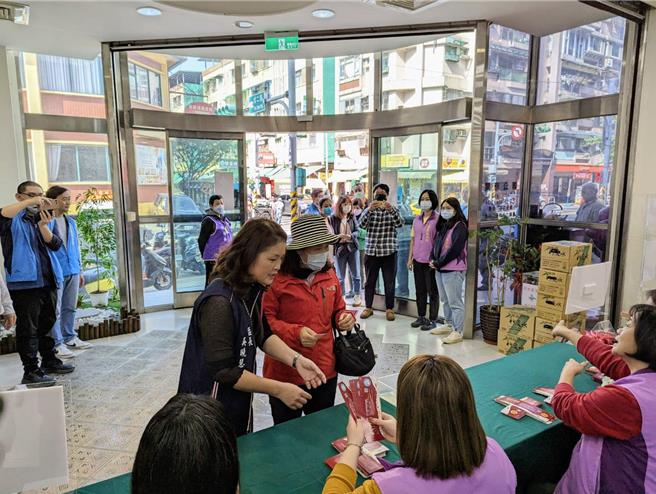 基隆市政府年终演唱会7日上午开放民眾免费索票，信义区公所一早就大排长龙，还有民眾早上5时30分左右就跑来排队。（张志康摄）