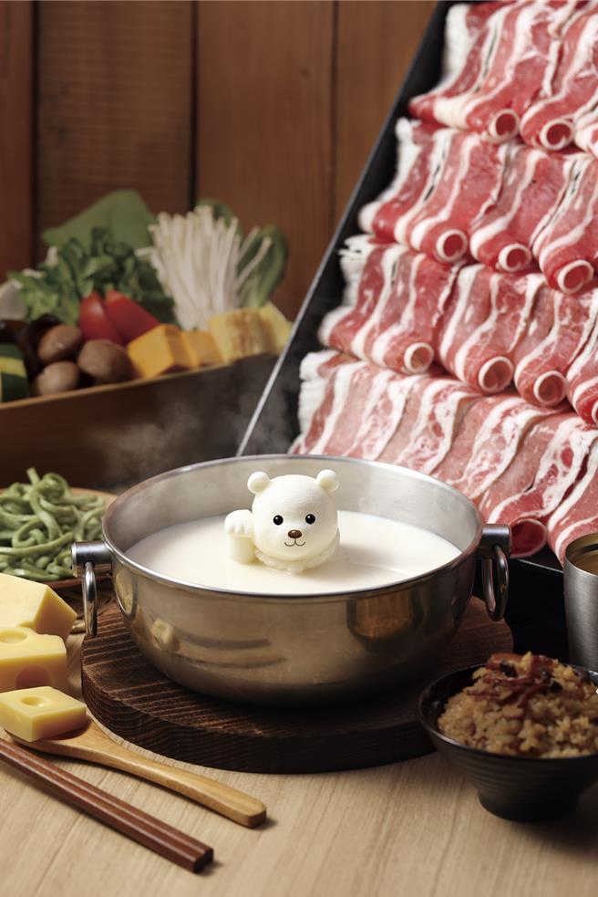 12月31日前到「聚日式锅物」点「双人瀑布」聚套餐，，加码赠Hello Kitty幸福聚吉御守。(王品集团提供)