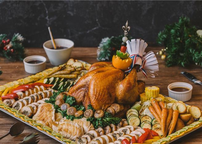 欧风馆自助餐厅在平安夜、跨年及元旦的午、晚餐加码端出威灵顿牛排、炉烤火鸡、香料烤羊排等节庆佳肴，餐价每位1680元加1成。(大仓久和大饭店提供)