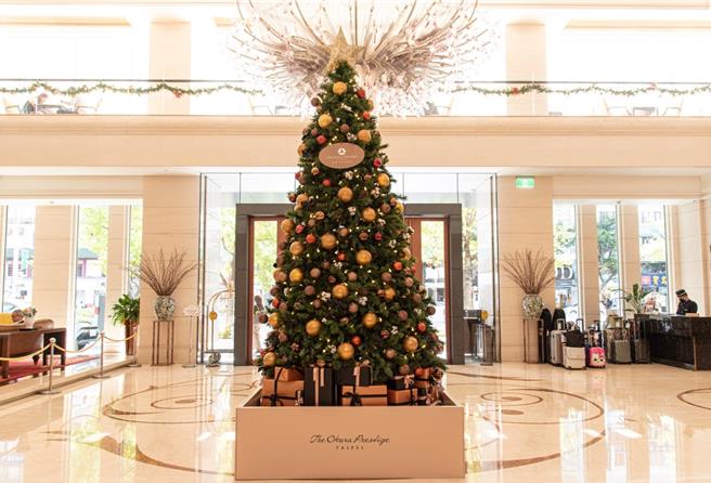 欢庆圣诞节，日系风格的大仓久和大饭店精心打造充满节庆氛围的圣诞树及姜饼屋迎宾。(大仓久和大饭店提供)