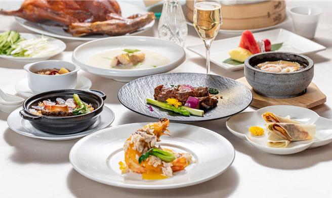 桃花林中餐厅点用圣诞跨年节套餐即赠佐餐酒，每套售价2800元加1成。(大仓久和大饭店提供)